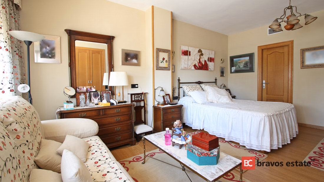 Seafront 4-Bedroom Apartment in Playa de San Juan - 5