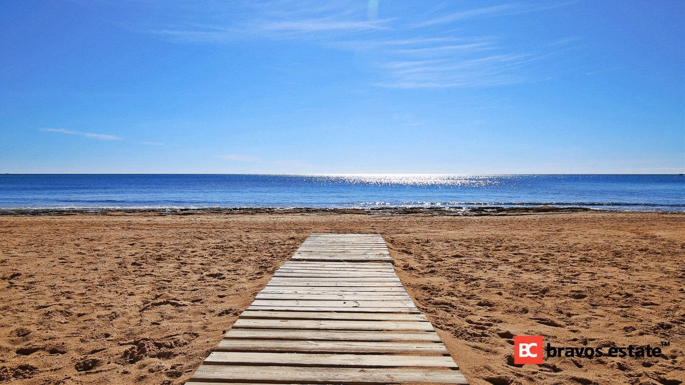 Beachside 3-Bedroom Bungalow in Torre de la Horada - 8
