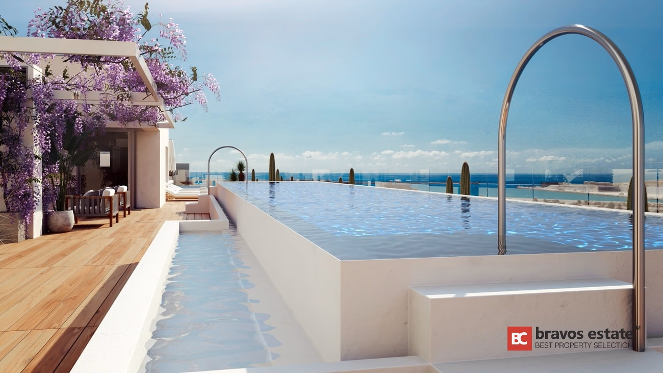 Beachside 3-Bedroom Apartment in Alicante - 2