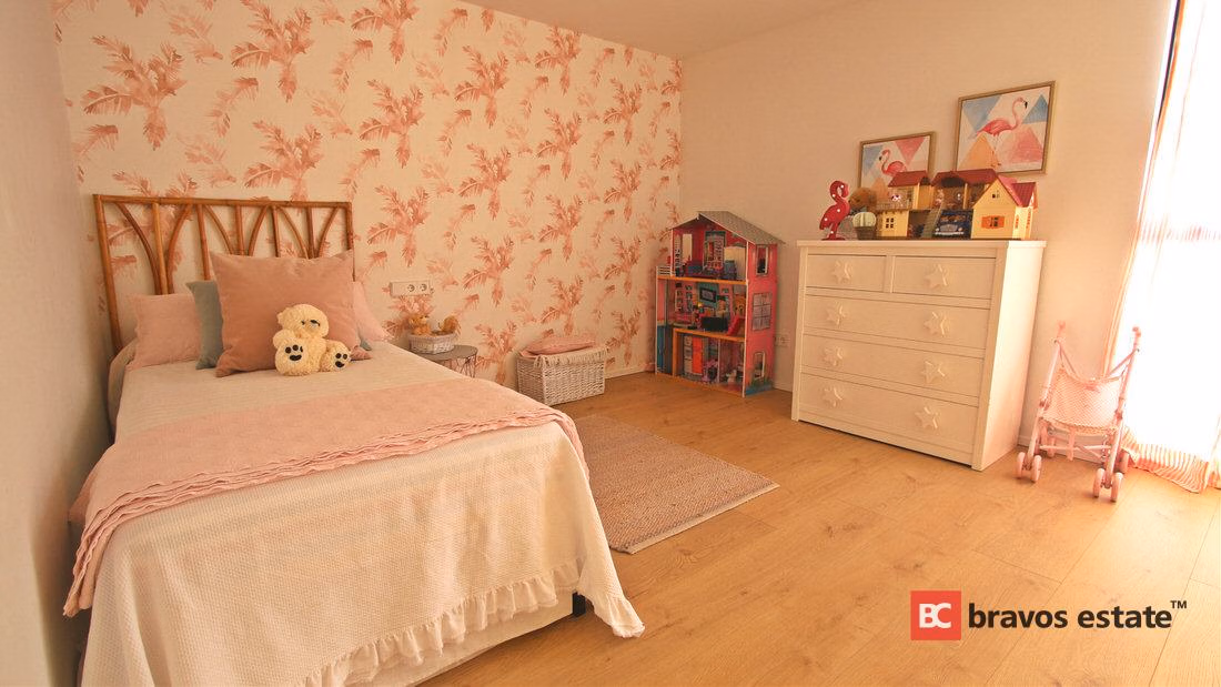 Beachside 4-Bedroom Villa in Alicante - 6
