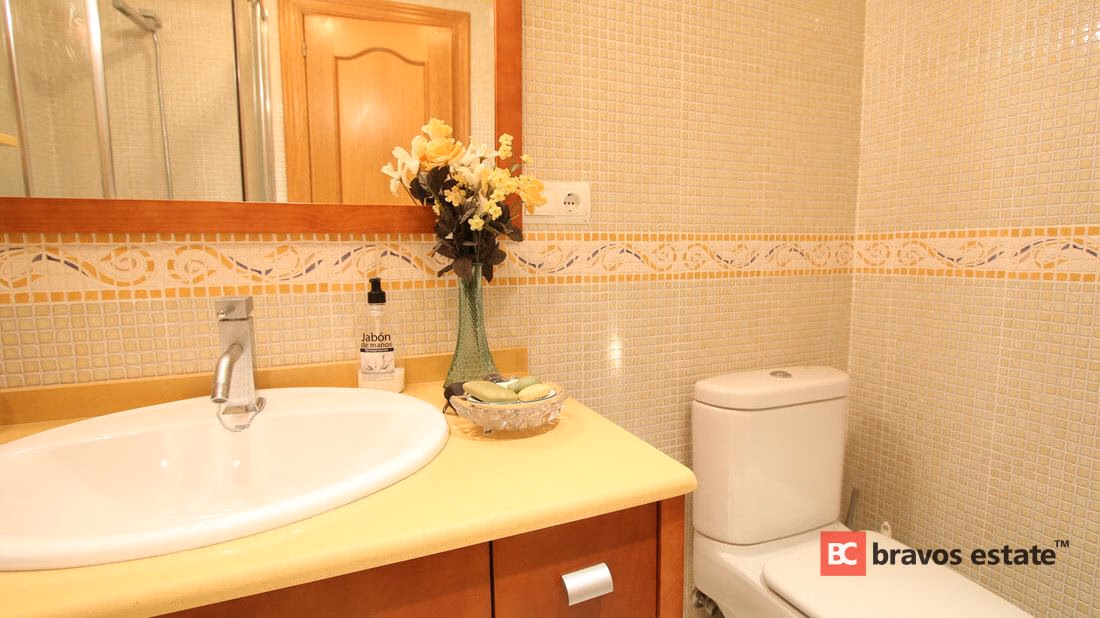 Seafront 4-Bedroom Apartment in Playa de San Juan - 3