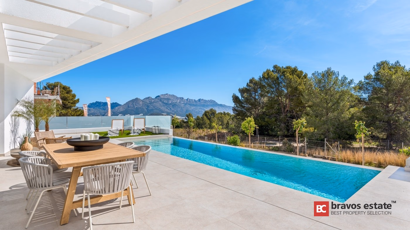 Spacious 4-Bedroom Villa in La Nucía 1