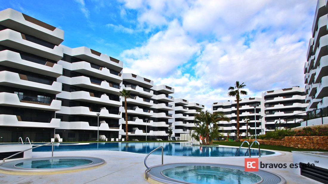 Beachside 2-Bedroom Apartment in Arenales del Sol - 1