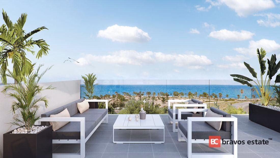 Seafront 3-Bedroom Villa in Mil Palmeras - 2