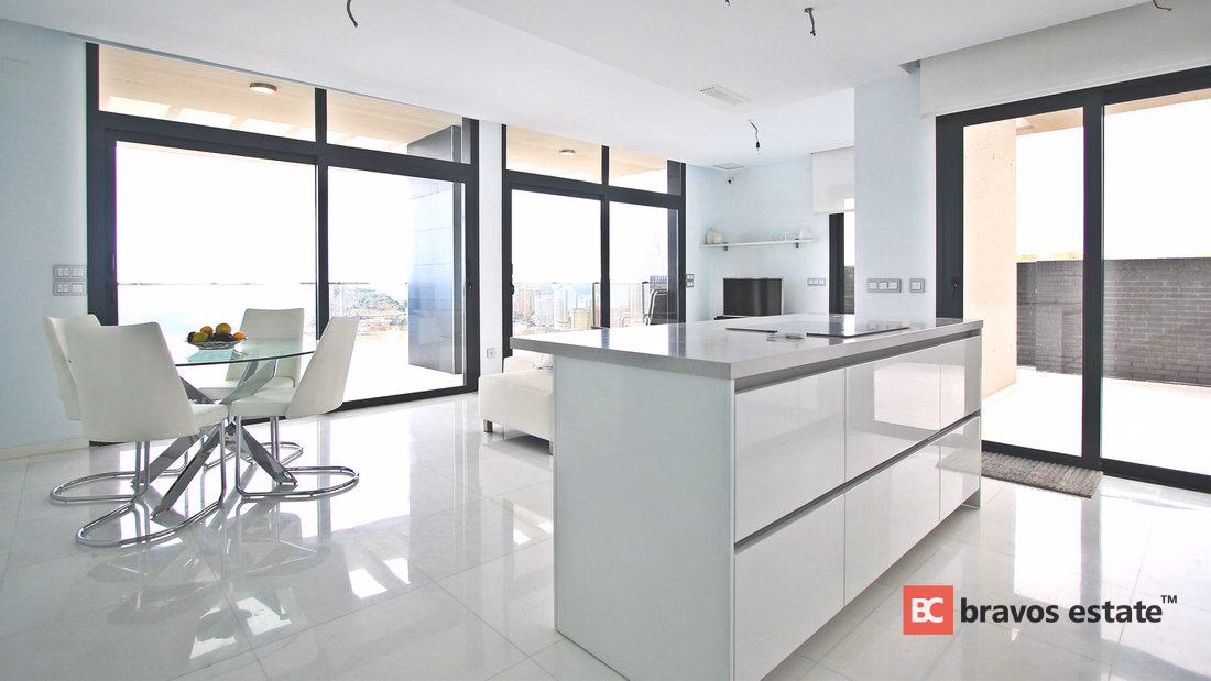 Seafront 2-Bedroom Apartment in Benidorm · 357 m² - 5