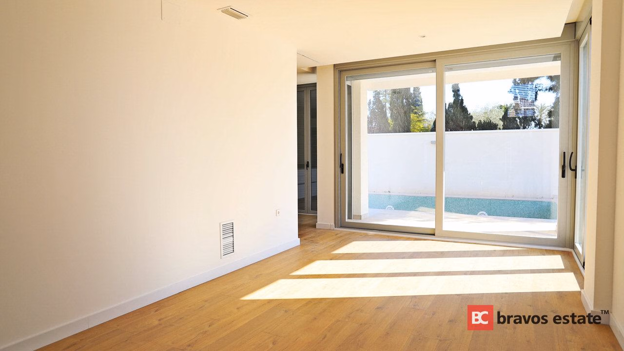 Spacious 3-Bedroom Villa in Playa de San Juan - 13
