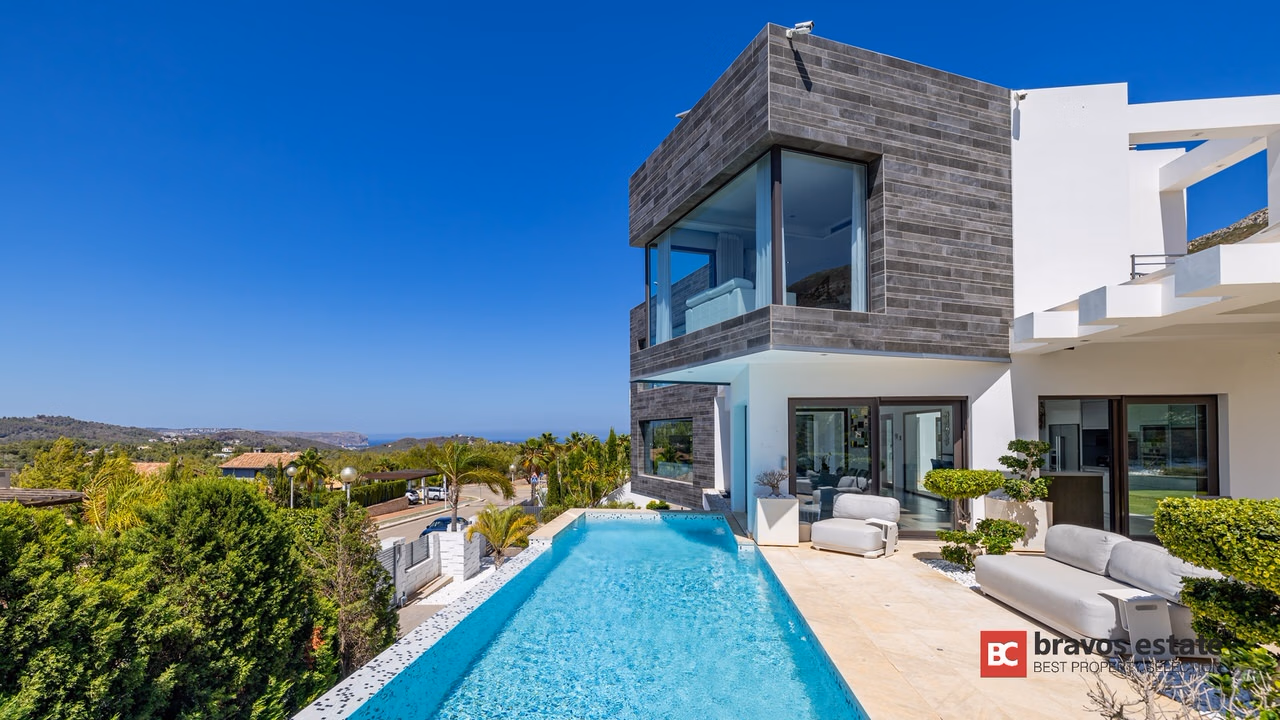 Luxury 5-Bedroom Villa in Javea - 4