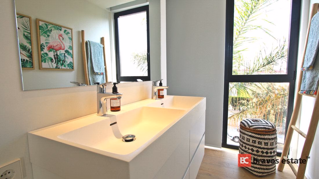 Beachside 4-Bedroom Villa in Alicante - 5