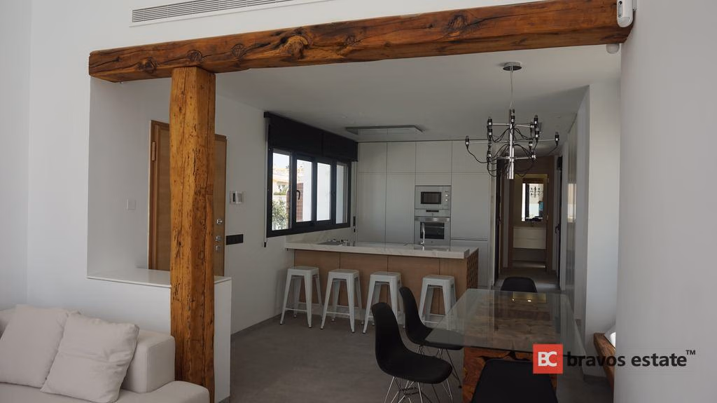 Beachside 4-Bedroom Villa in Torrevieja · 200 m² - 8