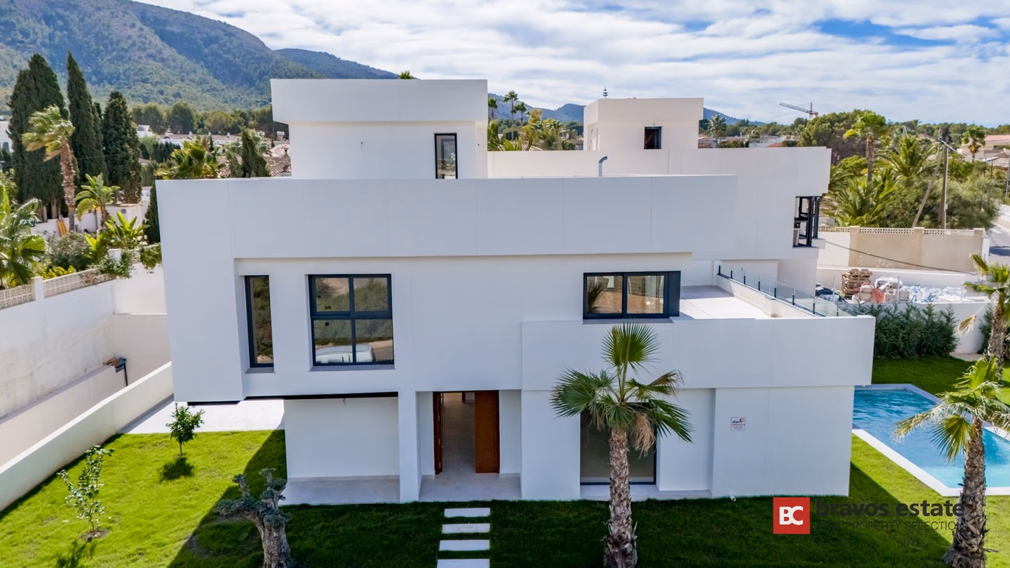 Spacious 4-Bedroom Villa in Alfaz del Pi - 3