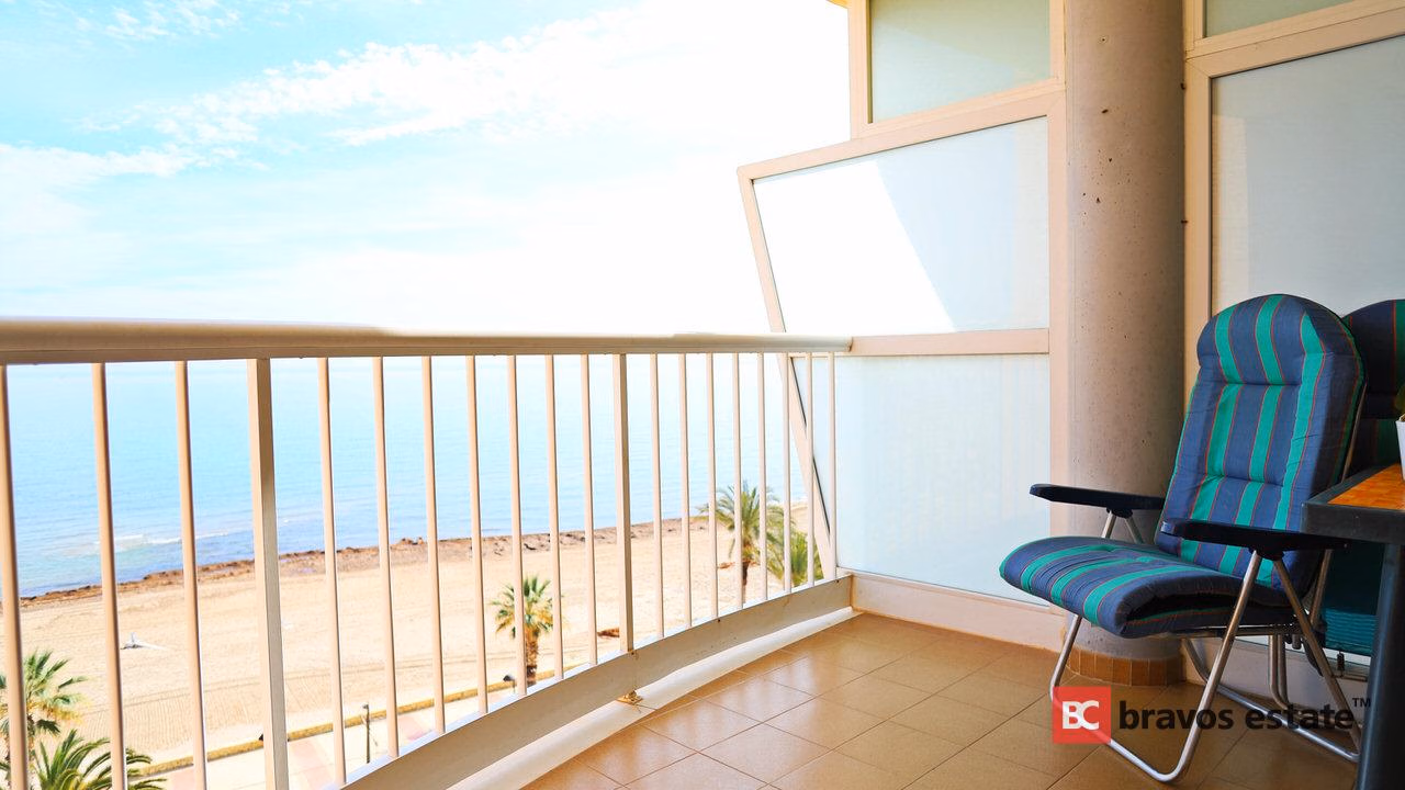 Beachside 2-Bedroom Apartment in Alicante - 9