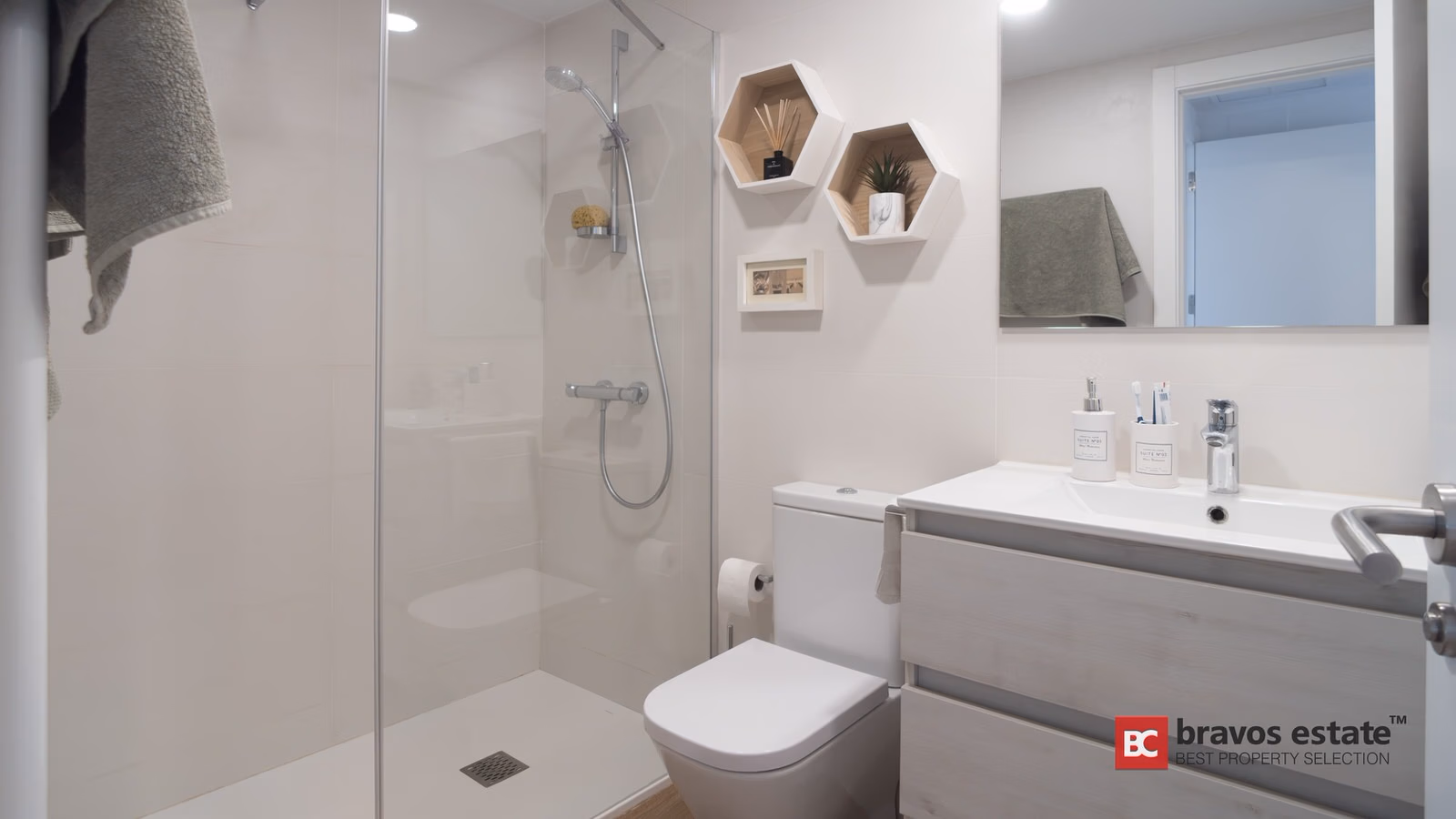 Beachside 4-Bedroom Apartment in Playa de San Juan · 146 m² - 16