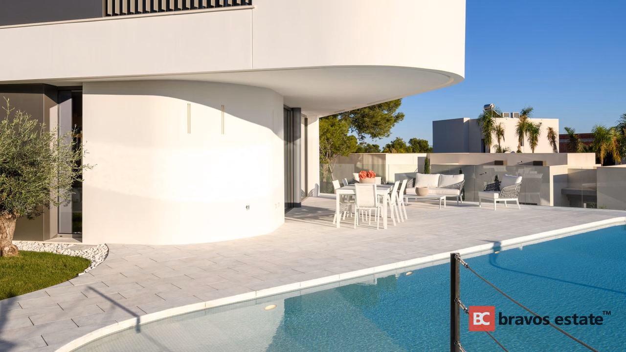 Spacious 4-Bedroom Villa in Finestrat · 331 m² - 4