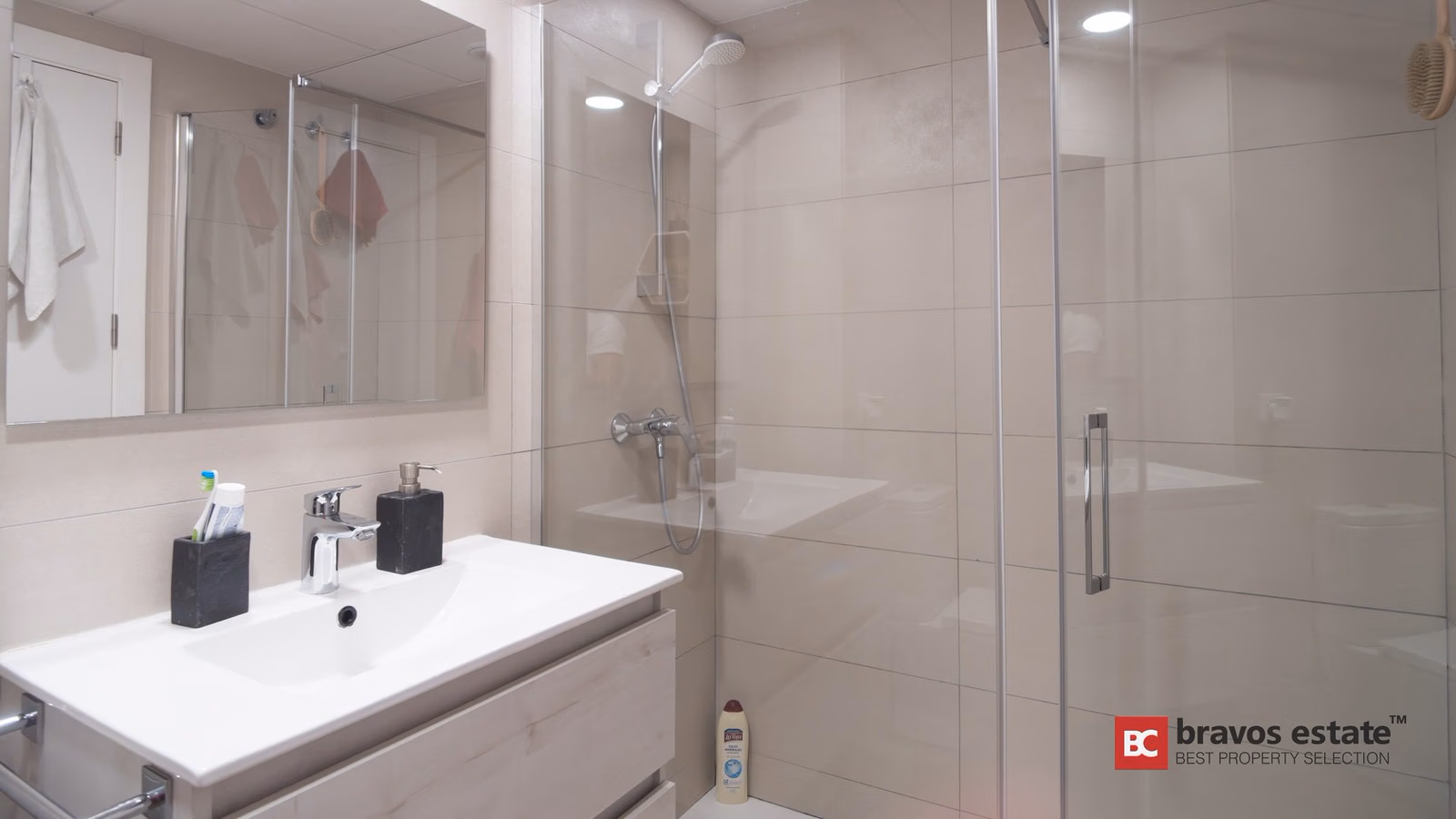 Beachside 4-Bedroom Apartment in Playa de San Juan · 146 m² - 19