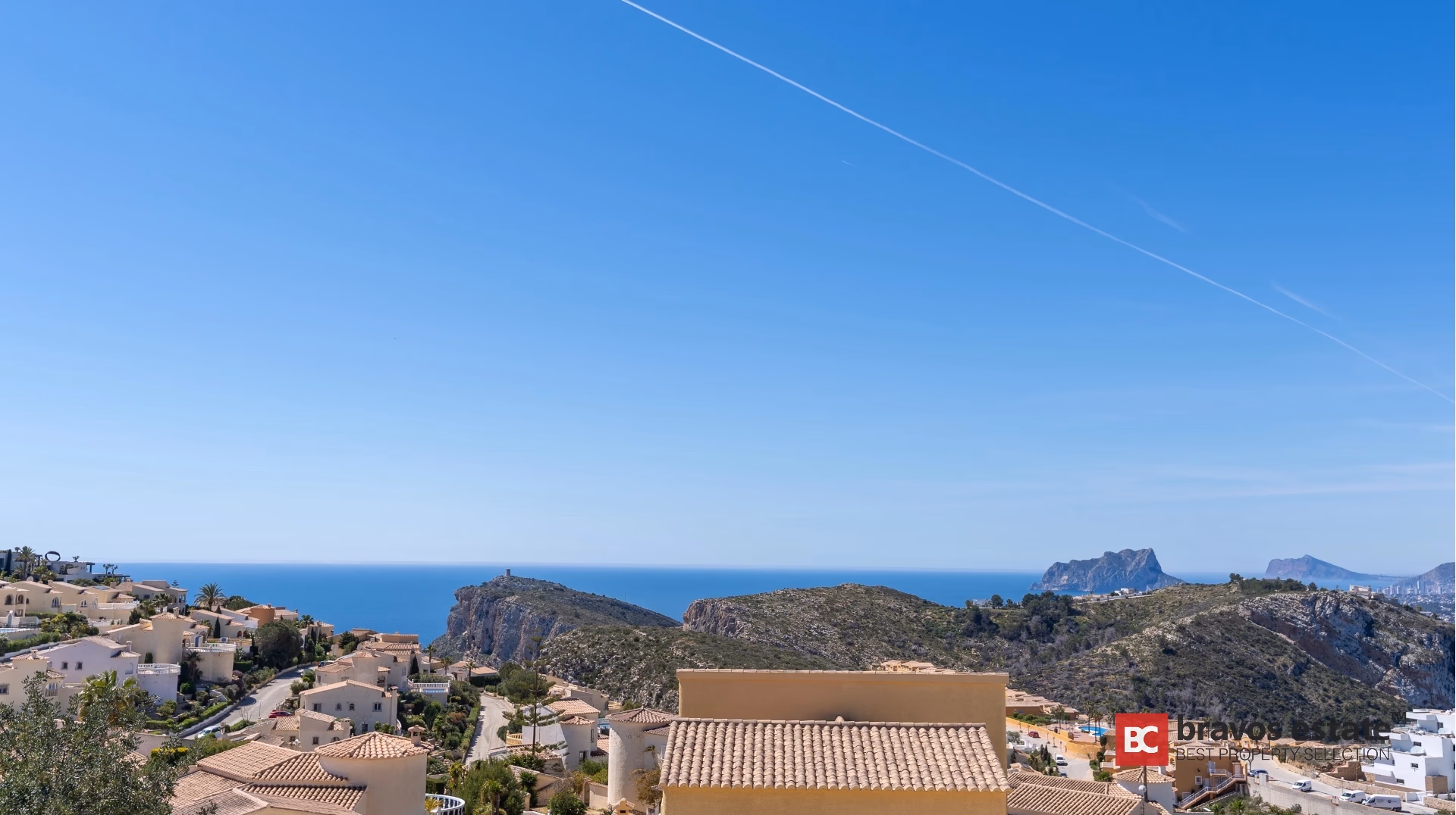 Echte panoramische uitzicht vanaf het perceel — Middellandse Zee en Peñón de Ifach