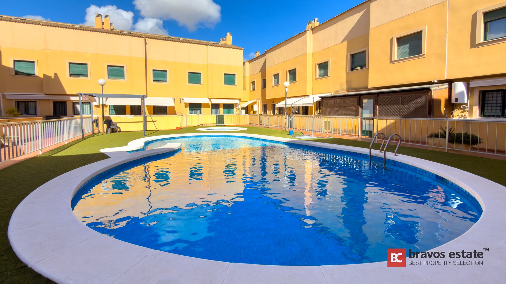 Spacious 4-Bedroom Bungalow in Playa de San Juan - 1