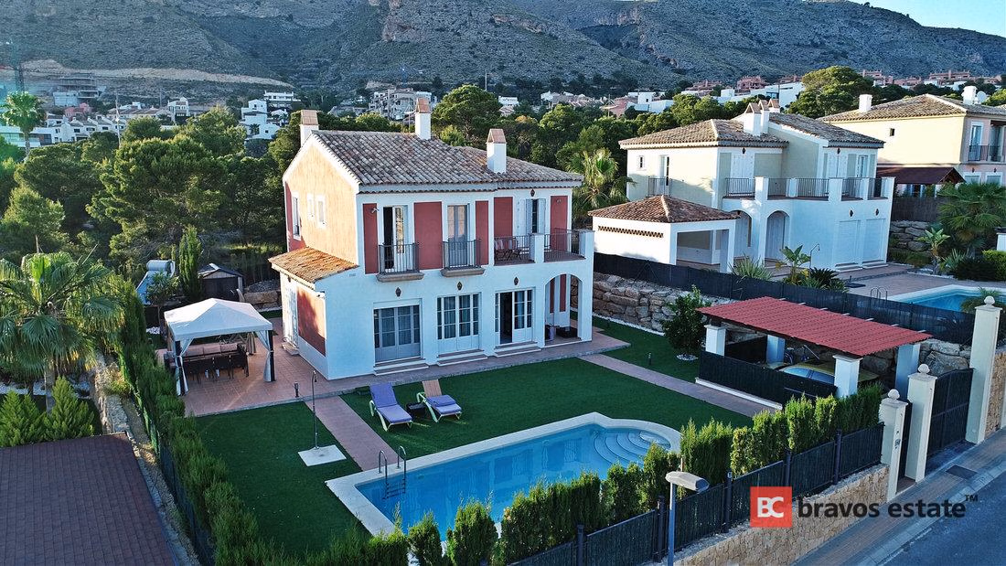 Bright 4-Bedroom Villa in Finestrat - 4