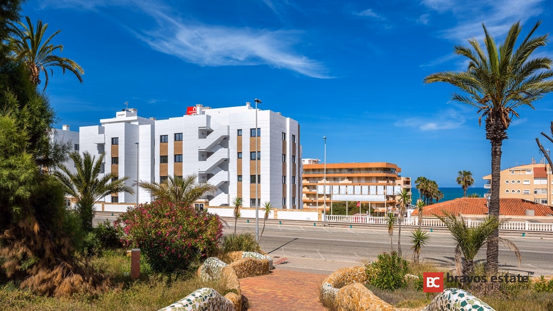 Seafront 2-Bedroom Apartment in Guardamar del Segura - 5