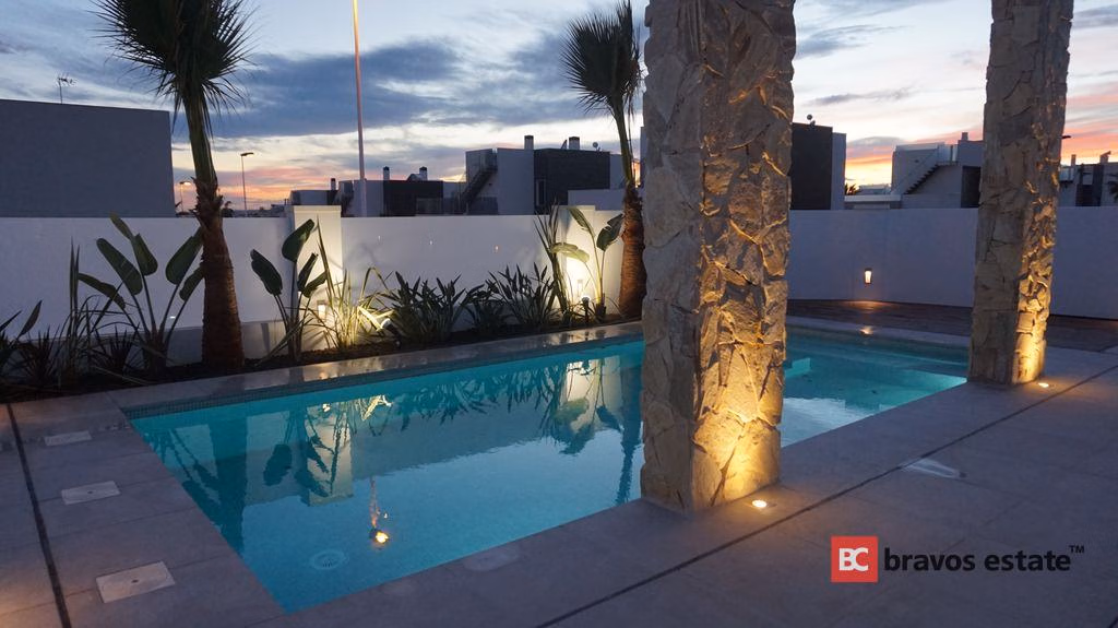 Beachside 4-Bedroom Villa in Torrevieja · 200 m² - 2
