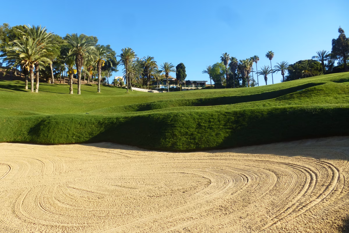 Búnkeres y calle del campo de golf
