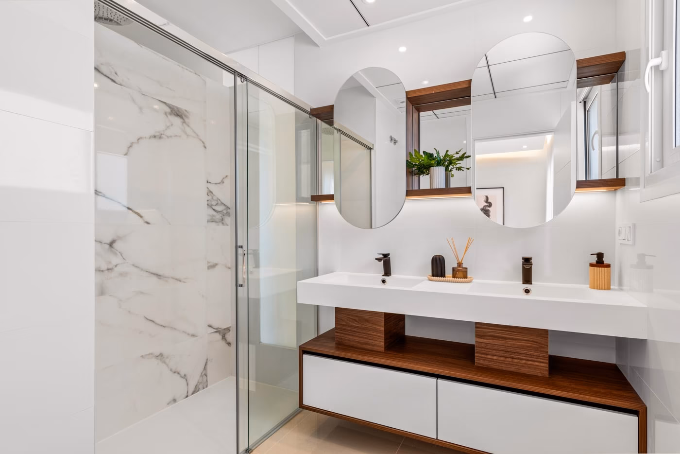 Bathroom with walk-in shower and double washbasin