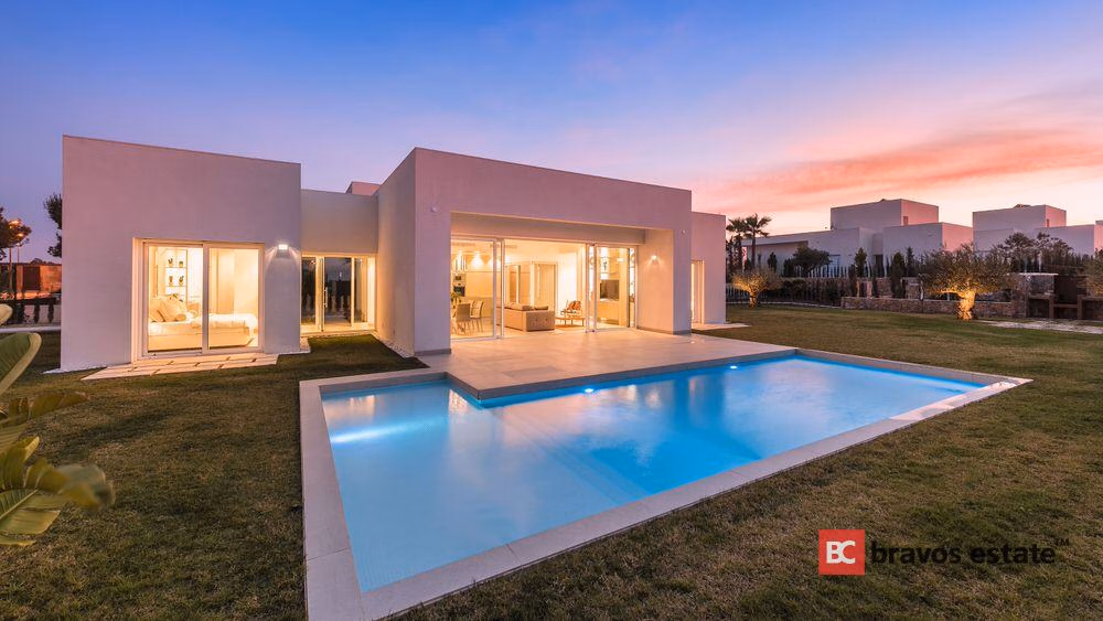 Spacious 3-Bedroom Villa in Las Colinas - 2