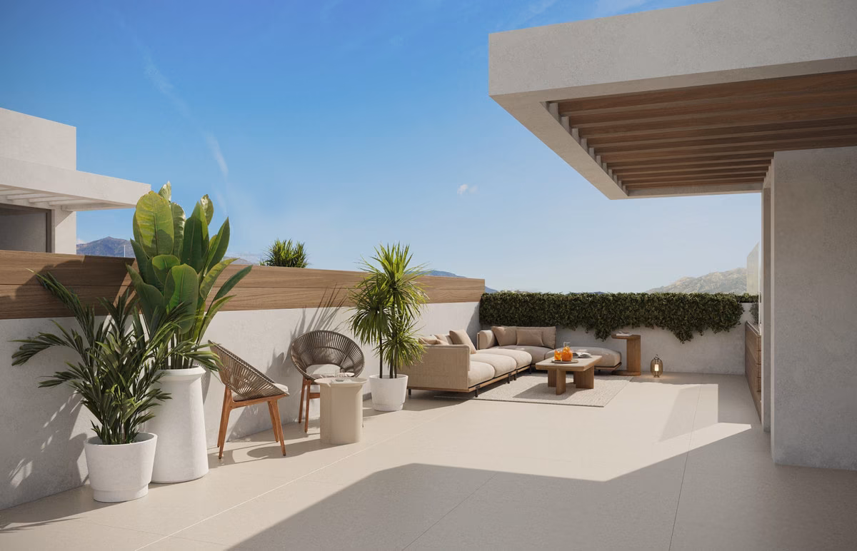 Terraza en la azotea de un adosado con sofá y plantas