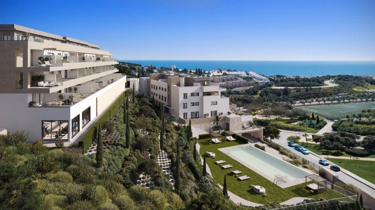 Luchtfoto van het complex Almare op de helling boven de kust, La Cala de Mijas