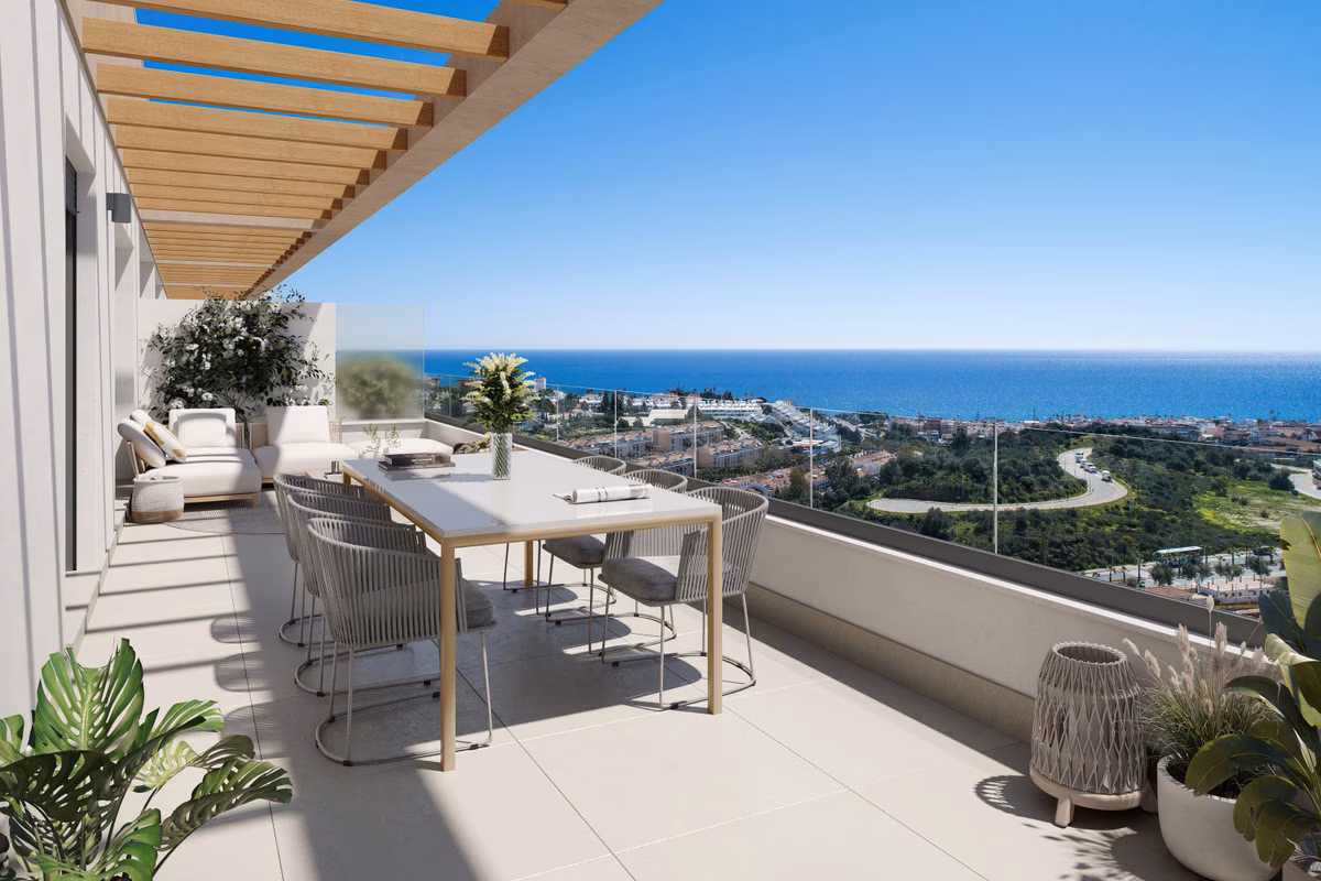 Overdekt terras met eettafel en zeezicht in een appartement van Almare