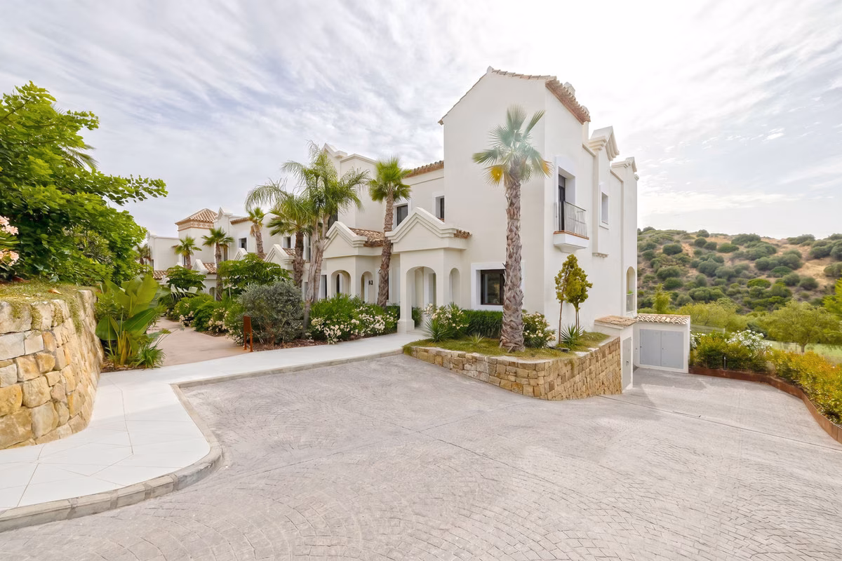 Oprit en witte gevels van de woningen van Altoasis, Estepona