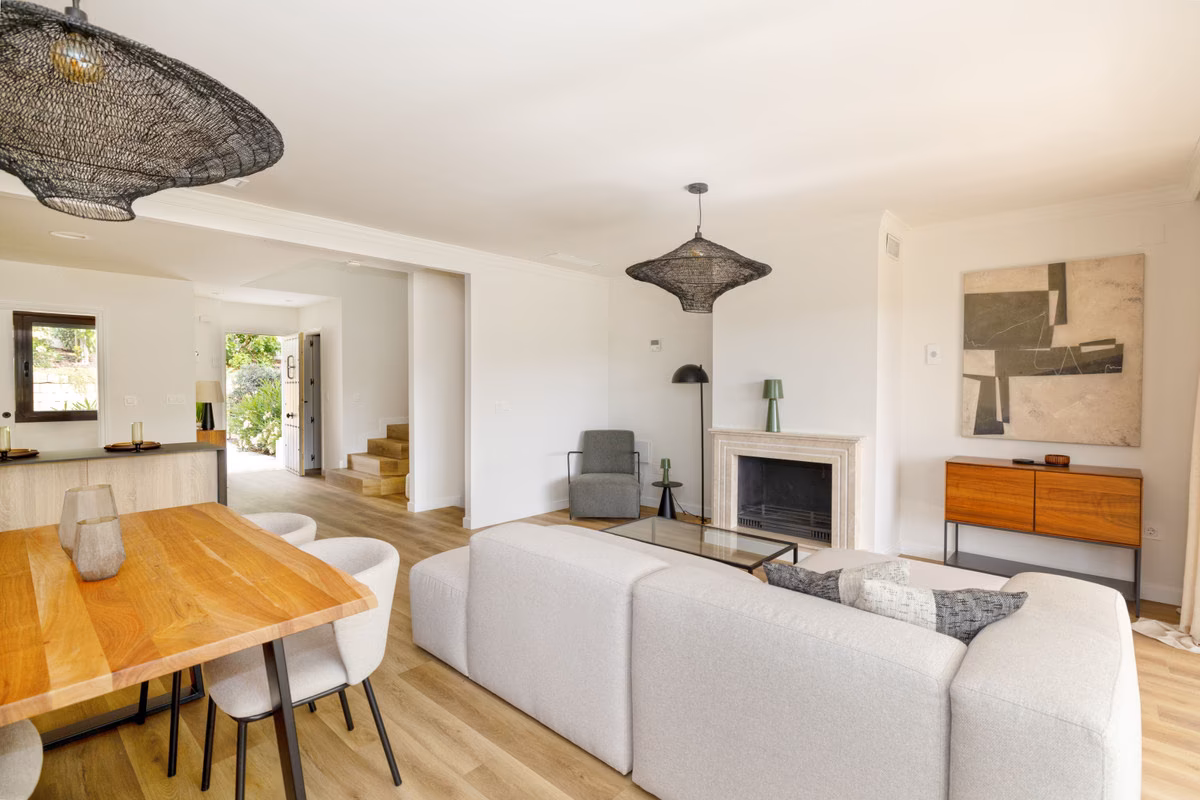 Open woonruimte met eettafel en open haard in een woning van Altoasis