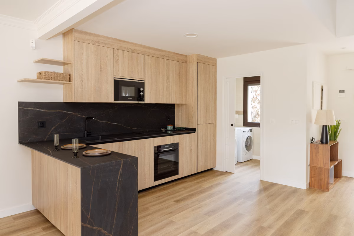 Ingerichte keuken met donker werkblad in een woning van Altoasis