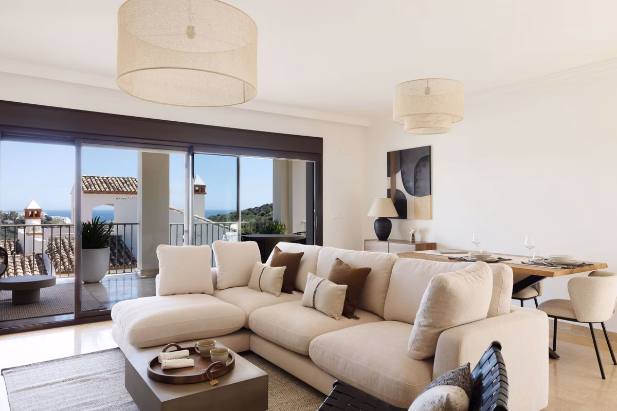 Woonkamer met bank en terrasdeuren in een woning van Altoasis