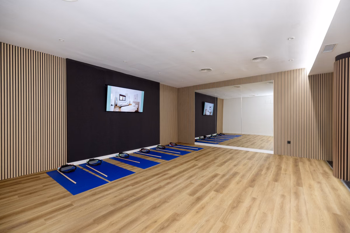 Fitnessruimte met matten en spiegels bij Altoasis, Estepona