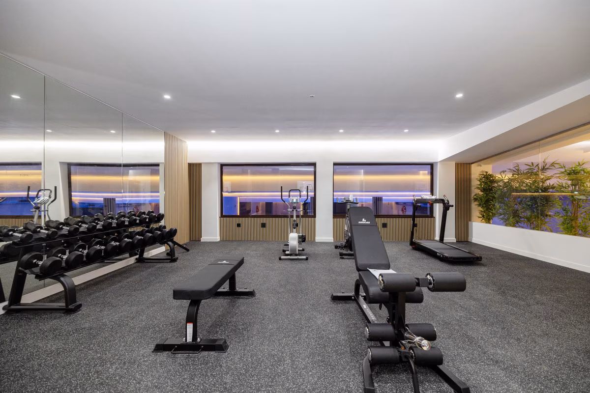 Krachtruimte met gewichten en cardiotoestellen bij Altoasis, Estepona