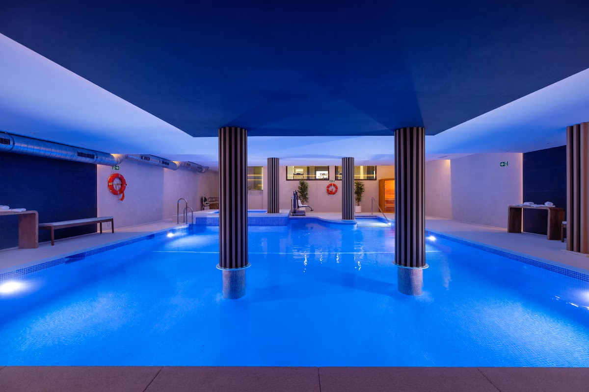Binnenzwembad met zuilen en loungehoek bij Altoasis, Estepona