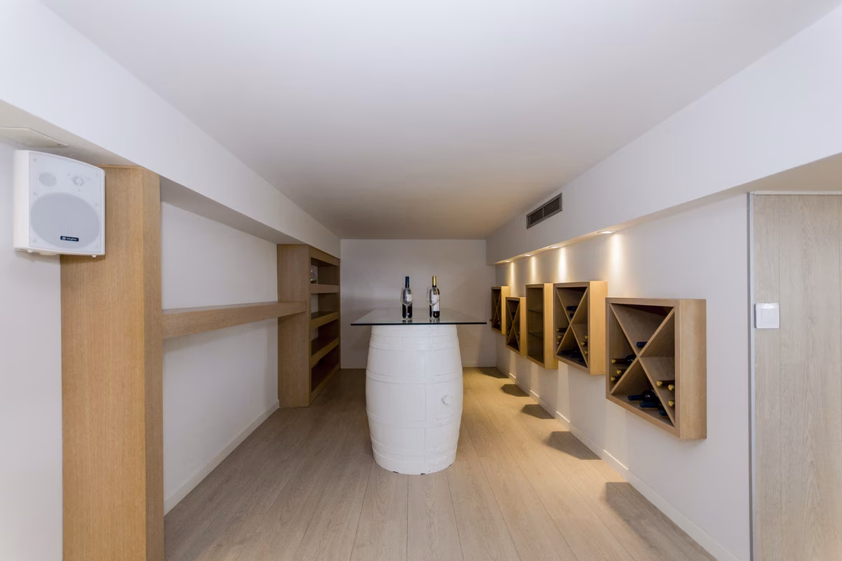 Wine corner with barrel table in the Amay Deluxe basement