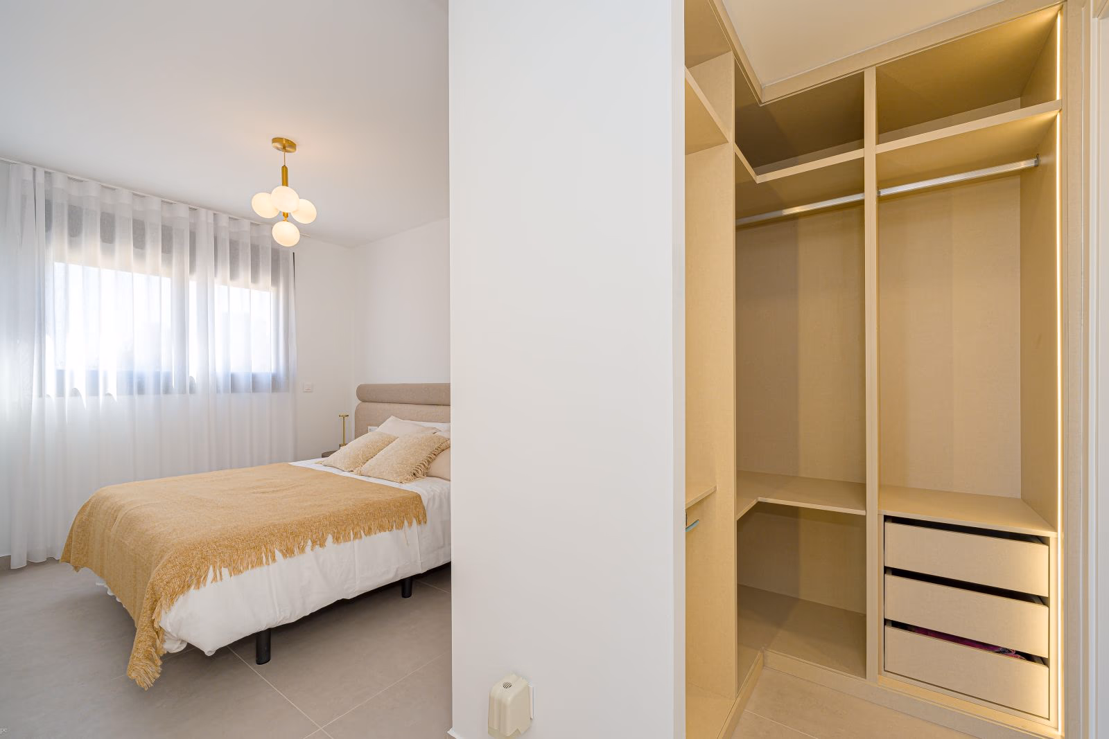 Beachside 2-Bedroom Apartment in Benidorm - 12