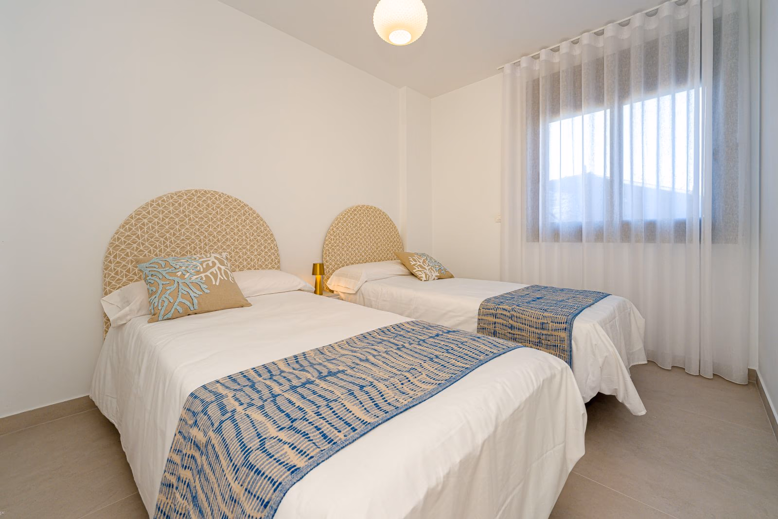 Beachside 2-Bedroom Apartment in Benidorm - 13