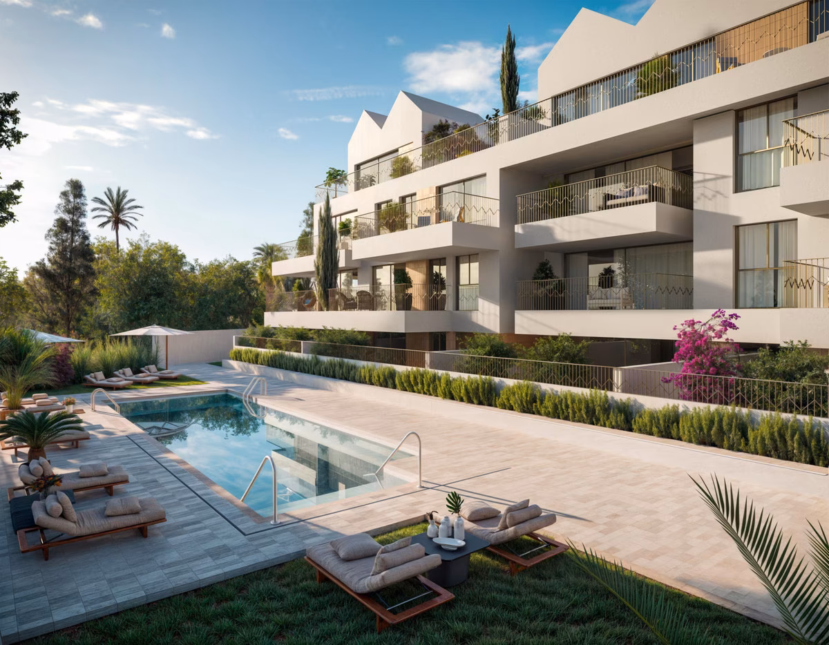 Gemeinschaftspool mit Liegen vor dem Gebäude Art Marina in La Carihuela, Torremolinos