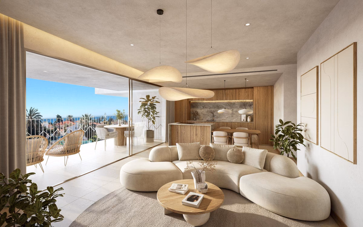 Wohnzimmer mit geschwungenem Sofa und Meerblick in einer Wohnung von Art Marina
