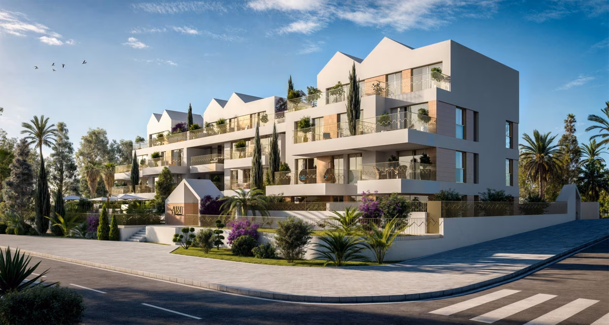 Straßenansicht des Gebäudes Art Marina mit Satteldächern in La Carihuela