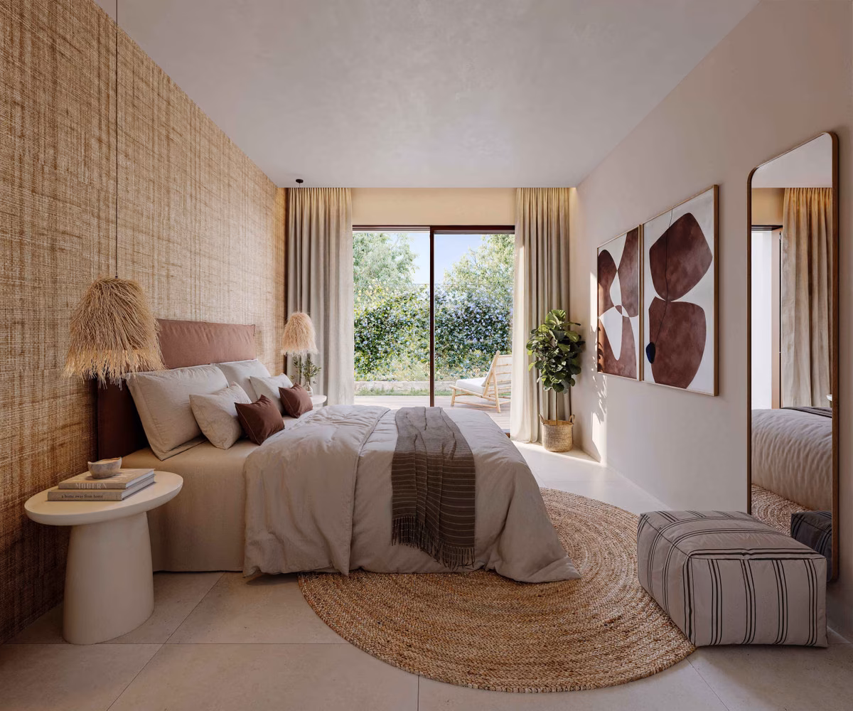 Schlafzimmer mit Leinenbettwäsche und Ausgang nach draußen