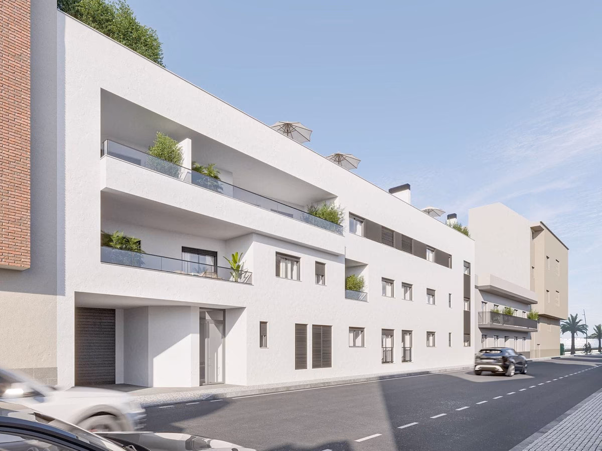 Ecke des weißen Baukörpers mit Balkonen zur Seitenstraße