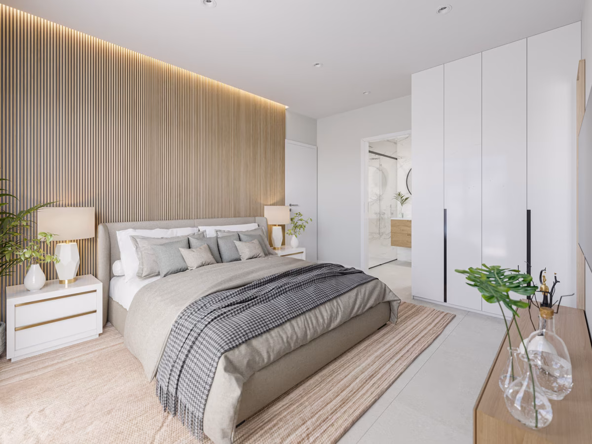 Schlafzimmer mit Holzpaneel hinter dem Bett und Einbauschränken
