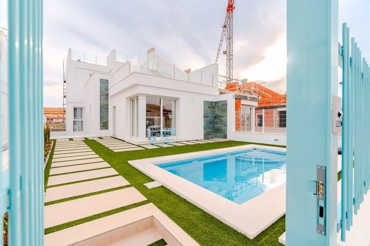 Villa con piscina y solárium en Azure Breeze