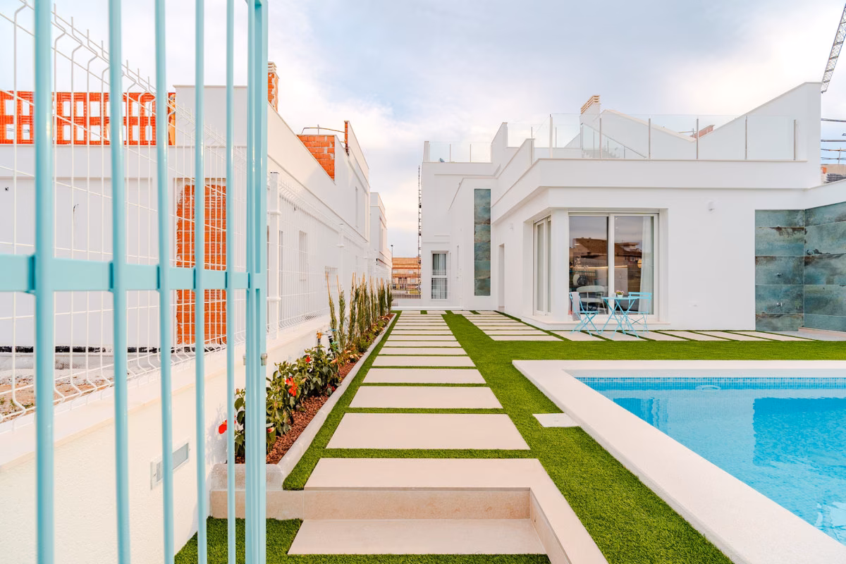 Salón abierto en una villa de Azure Breeze
