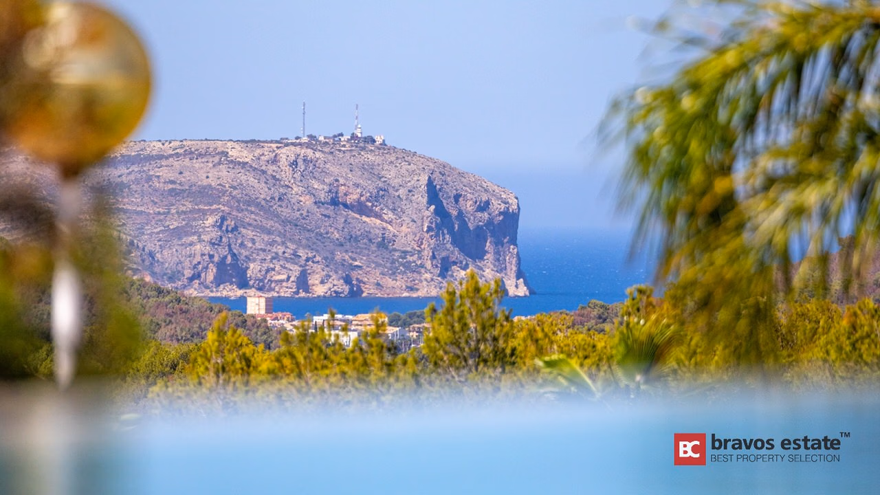Luxury 5-Bedroom Villa in Javea - 2