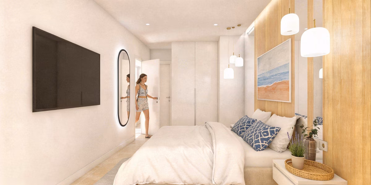 Chambre avec télévision, miroir ovale et suspensions