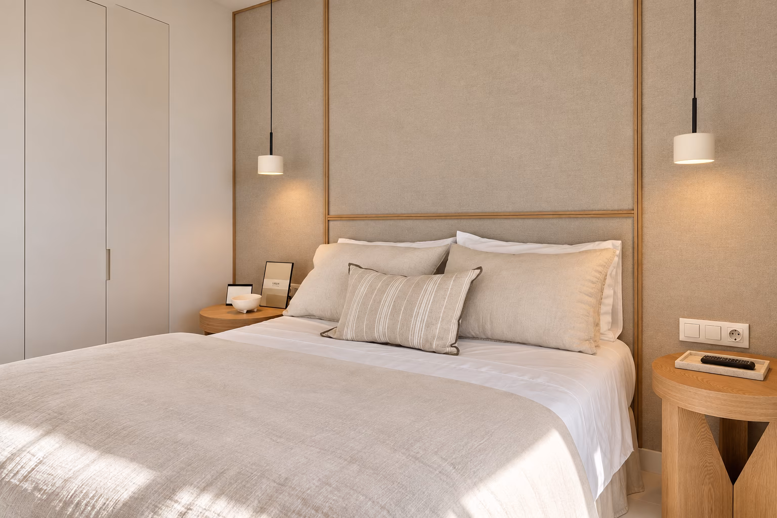 Dormitorio principal con cama de matrimonio y lámparas colgantes